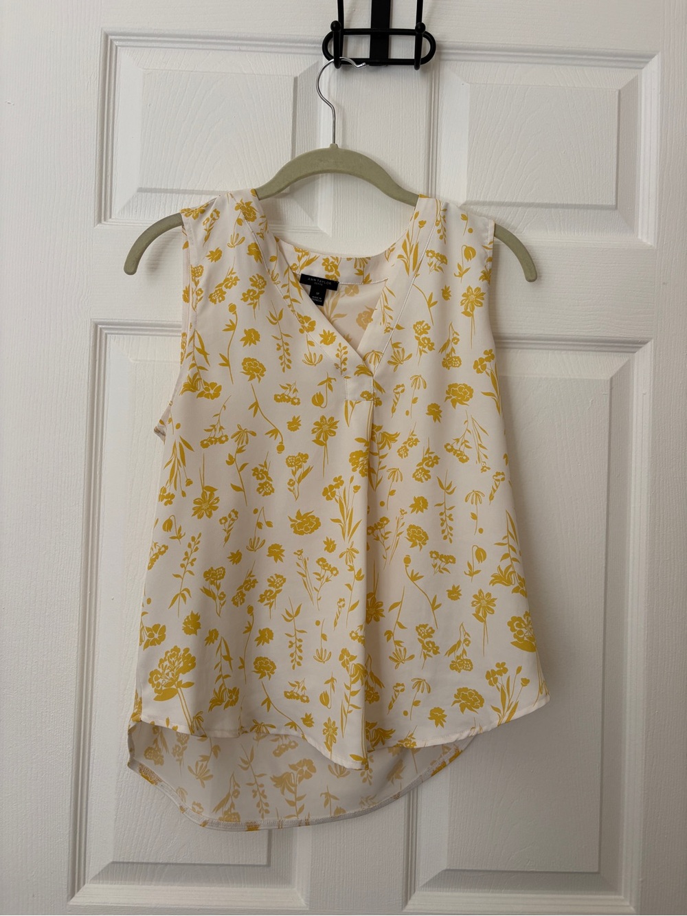 Ann Taylor Floral Sleeveless Blouse in Size Small Petite